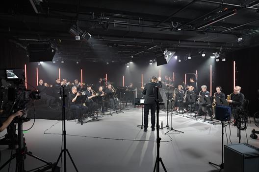 The HSD Big Band in the large picture studio of the Institute for Music and Media at the Robert Schumann University Düsseldorf